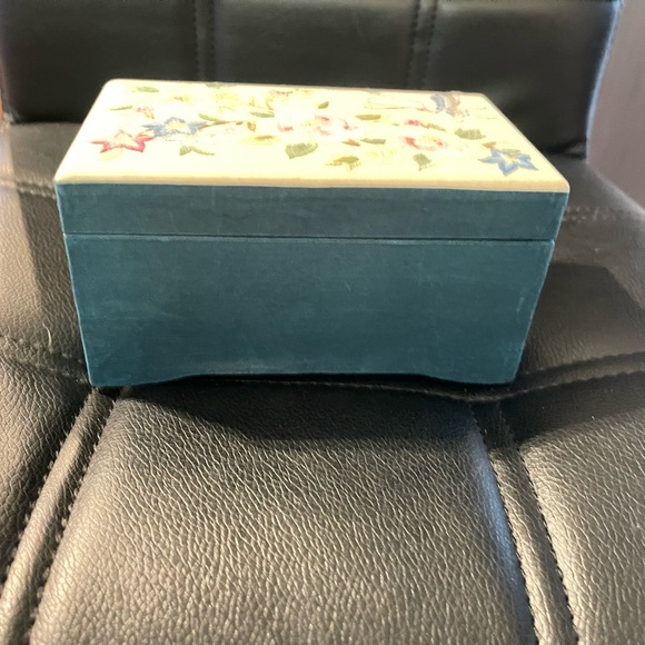 Vintage Fabric With Floral And Butterfly
Embroidery Musical Jewelry Box - Picture 6 of 10